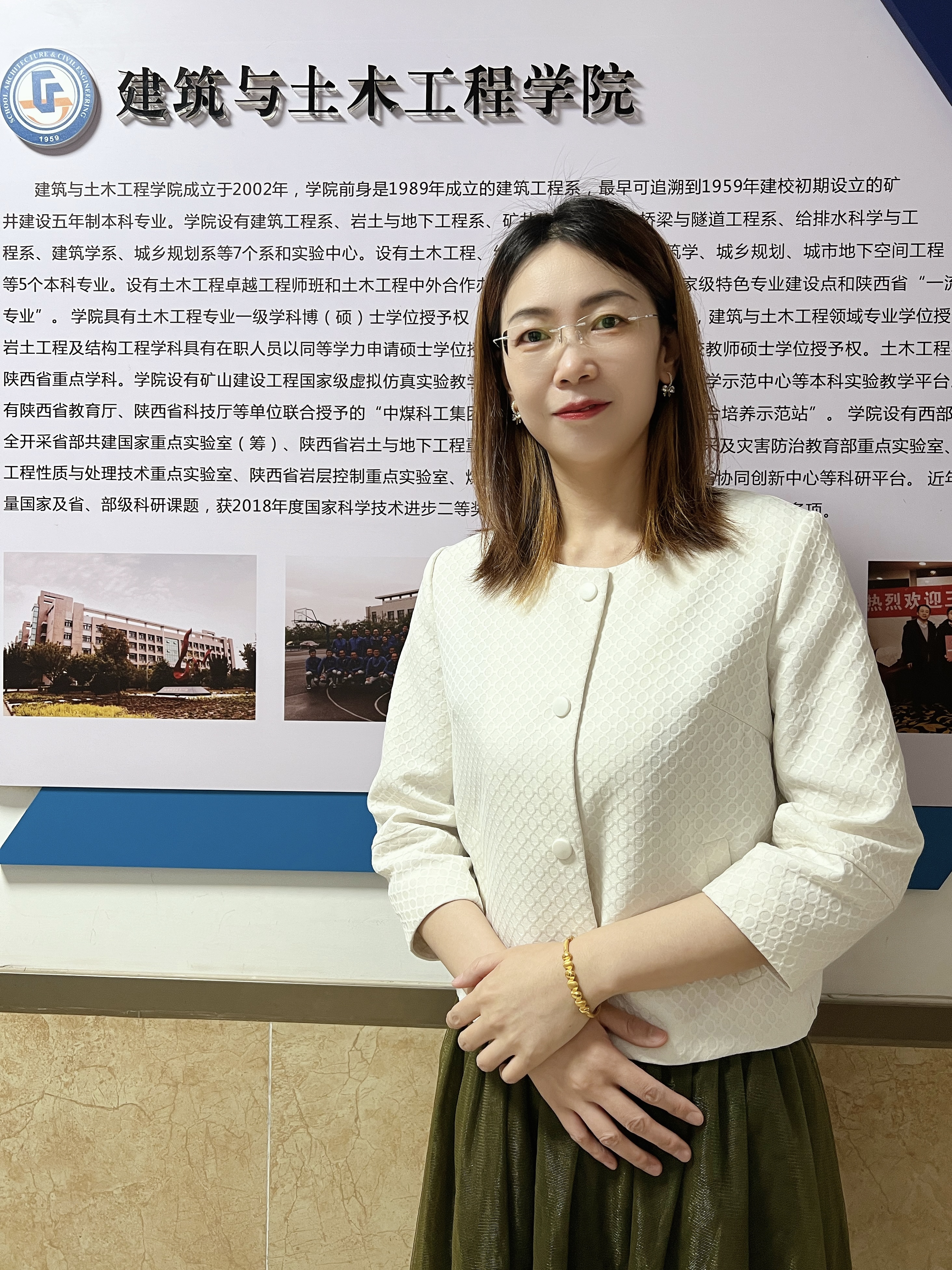 研究生及学科办公室干事 李静